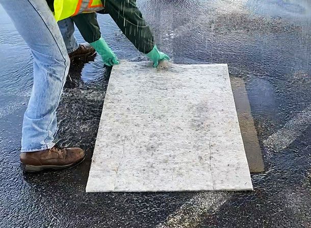 Spilltration® Husky for Hydraulic Oil Cleanup